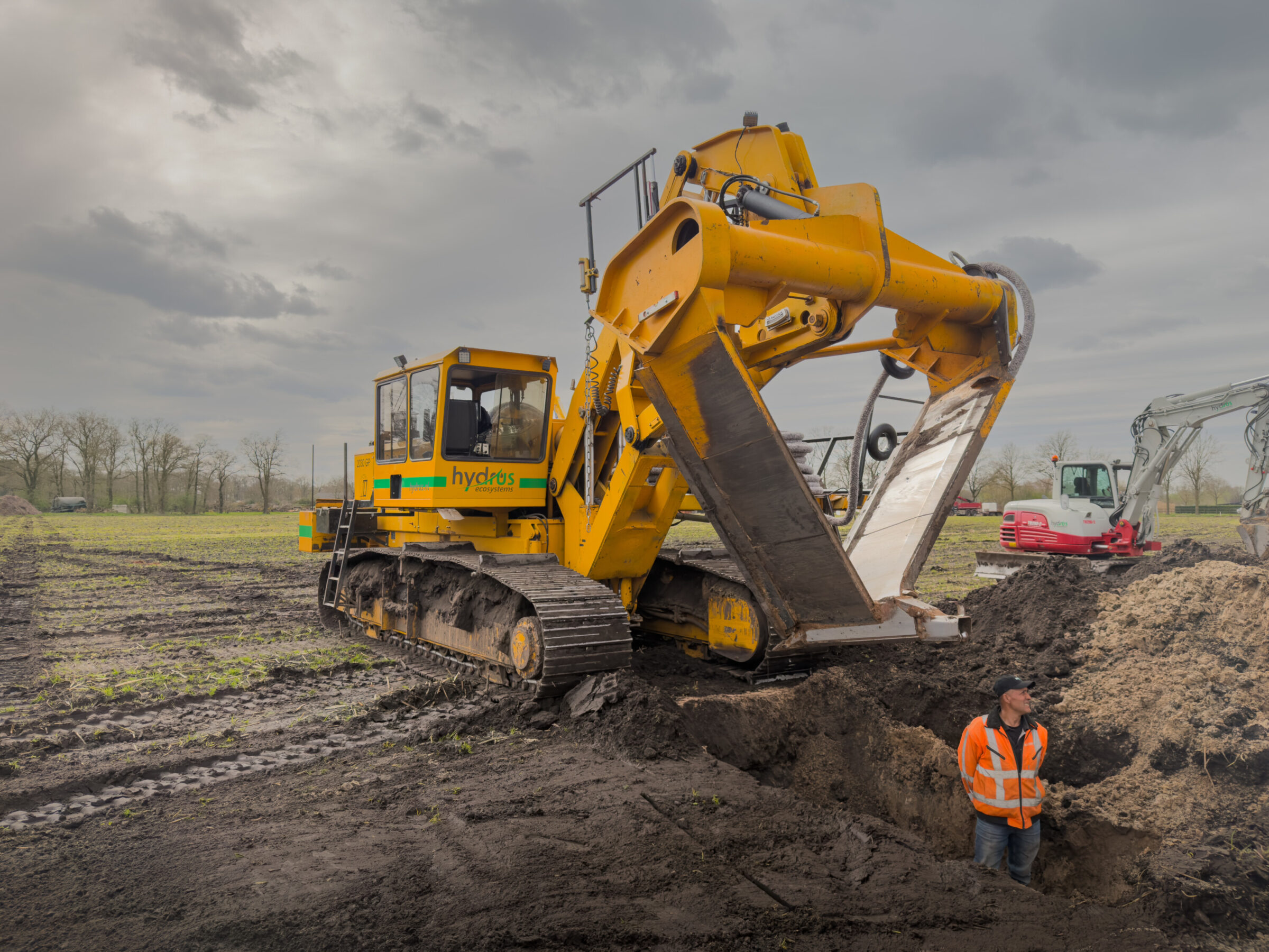 Drainagemachine die een peilgestuurde drainage leiding aanlegt.